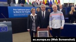 Наталья Каплан (слева), Антонио Таяни (центр) и Дмитрий Динзе (справа) в Европарламенте, 12 декабря 2018 года