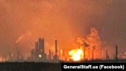 Иллюстративное фото горящего НПЗ