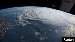 توفان هاروی تولید نفت در آمریکا را با مشکل مواجه کرد و تقاضا برای نفت خام از طرف صنایع پالایشی را نیز محدود کرد.