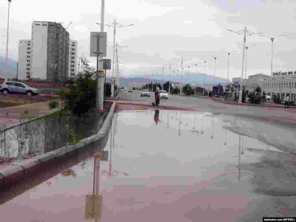 На проезжей части после осадков застаивается дождевая вода&nbsp;