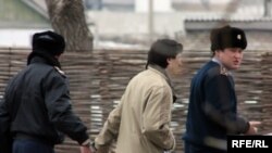 Осужденного мусульманина Валерия Твердохлеба увозят в СИЗО в Астану. Поселок Жаксы, Акмолинская область.