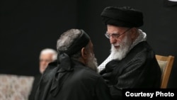 علی خامنه‌ای و محمود کریمی (نوحه‌خوان) در مراسم شب عاشورا