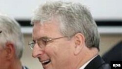 وزیر دفاع بریتانیا در سخنرانی روز دوشنبه ، ششم آذر ماه ، یاد آور شد که پیام جهان غرب به سران جمهوری اسلامی ایران این است که « بیایید و شریکی سازنده برای غرب باشید. به خودتان و نیز به منطقه تان در حد گسترده تر یاری رسانید ، یا با خطر انزوای روز افزون روبه