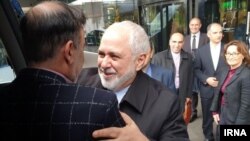 محمدجواد ظریف به مسعود سلیمانی (چپ) خوش‌آمد می‌گوید