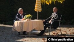 Фотография из микроблога в Twitter пресс-секретаря президента Армении