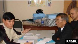 Активисты Атырауского филиала оппозиционной организации «Алга»  в своем офисе. 