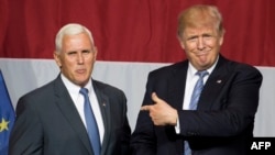 دونالد ترامپ در کنار مایک پنس، فرماندار ایندیانا (سمت چپ)