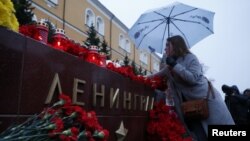 У Москві біля Кремля жінка покладає квіти під час панахиди за жертвами вибуху в метро Санкт-Петербурга, 3 квітня 2017 року 