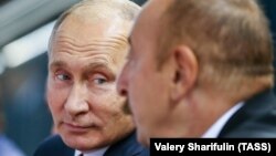 Rusiya prezidenti Vladimir Putin (solda) və Azərbaycan prezidenti  İlham Əliyev