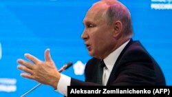 Згідно з опитуванням, більше росіян тепер довіряє армії, а не Путіну