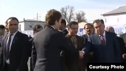 بابک زنجانی در حال دست دادن با رئیس جمهور تاجیکستان