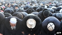 Кыргызстанда салафизм жайылып баратканы тууралуу сөздөр коомчулукта ар кыл пикирлерди пайда кылууда. (Сүрөттө: Бишкектин борбордук аянтындагы айт намаздардын бири.)