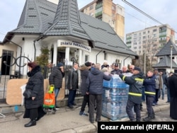 Câmpina, 2 decembrie 2025. Alimentarea cu apă potabilă în peste 10 localități e oprită, după golirea Barajului Paltinu și ploile puternice. Oamenii primesc acum apă din rezerva de stat.