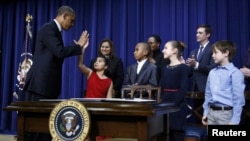 اوباما در جمع بازماندگان کشتار ایالت کنتیکات بر لزوم کنترل سلاح در ایالات متحده تاکید کرد.