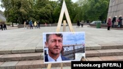 Партрэт Вітольда Ашурка на акцыі салідарнасьці зь беларускімі палітвязьнямі, Вільня, 18 траўня 2025