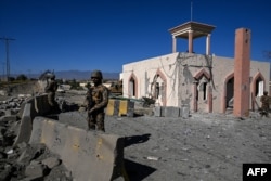 Пакистанские военные на месте нападения на военный колледж в городе Вана, недалеко от границы Пакистана с Афганистаном. Утро 13 ноября 2025 года