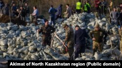 Укрепление дамбы в селе Тепличное Северо-Казахстанской области. 28 апреля 2025 года
