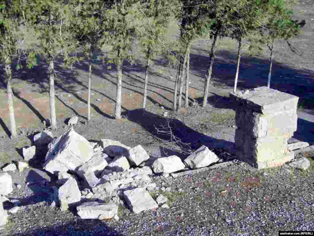 Öldürilen komissarlar: Nikolaý I.Rozanow, W.M. Batminow, D.B. Kolostow.