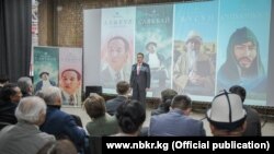 Улуттук банктын төрагасы Толкунбек Абдыгулов социалдык роликтердин бет ачарында. 2021-жылдын 31-марты.  