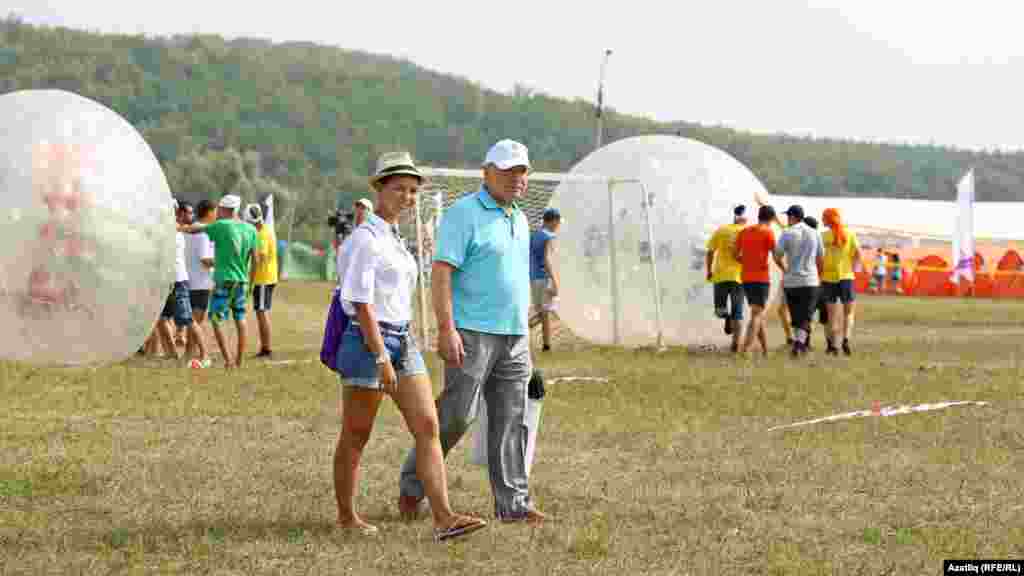 Татарстан дәүләт шурасының мәгариф, мәдәният һәм милли мәсьәләләр комитеты рәисе Разил&nbsp;Вәлиев &quot;Сәләт&quot; шәһәрчеге белән танышып йөри