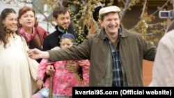 Актор Федір Добронравов (праворуч) у серіалі «Свати» 