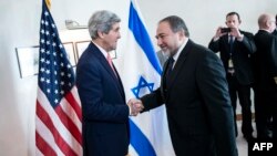 دیدار آویگدور لیبرمن، وزیرخارجه اسرائیل (راست) با جان کری، همتای آمریکایی‌اش.