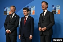 Прем'єр-міністр Нідерландів Дік Схооф, президент Румунії Нікушор Дан, генеральний секретар НАТО Марк Рютте під час саміту глав держав та урядів НАТО в Гаазі, Нідерланди, 25 червня 2025 року.