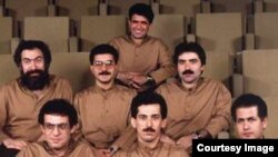 محمدرضا شجریان (صندلی آخر) و پرویز مشکاتیان (نفر اول سمت چپ در ردیف دوم).