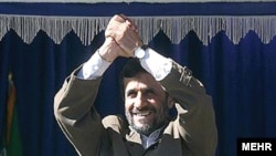 محمود احمدی نژاد، رييس جمهوری ايران، گزارش سازمان های اطلاعاتی آمريکا را که در آن گفته شده ايران برنامه ساخت سلاح هسته ای خود را در سال ۲۰۰۳ متوقف کرده، «پيروزی بزرگ» برای ايران توصيف کرد.