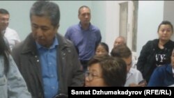 Данияр Нарымбаев и Роза Отунбаева в Первомайском районном суде Бишкека, 13 июля 2017 г.
