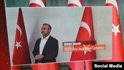 Фото, сделанное в Турции после задержания Орхана Инанды, на котором видно, что у него повреждена рука.
