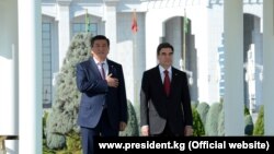 Президент Кыргызстана Сооронбай Жээнбеков (слева) во время госвизита в Туркменистан с главой республики Гурбангулы Бердымухамедовым. 23 августа 2018 года.