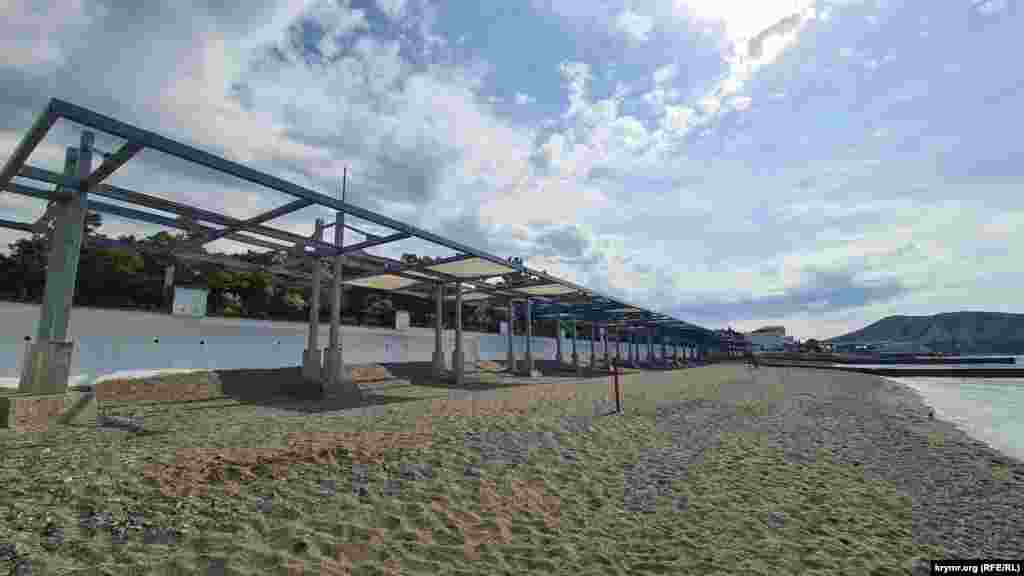 Plâjda raatlanğanlar içün kölge yapqan perdeler qış fırtınasında nasıl yırtılğan olsa, öyle de tura, Sudaq, Qırım, 2025 senesi iyün ayınıñ başı