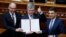 Зліва направо: спікер парламенту Андрій Парубій, президент Петро Порошенко і прем’єр-міністр Володимир Гроймсан на трибуні Верховної Ради з підписаним главою держави законом про зміни до Конституції, які закріплюють курс України на ЄС і НАТО. Київ, 19 лютого 2019 року