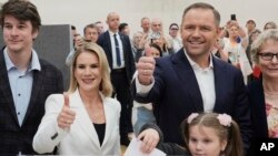 Караля Наўроцкі з жокай Мартай і дзецьмі. Варшава, 1 чэрвеня 2025