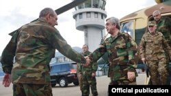 Нагорный Карабах -- Бако Саакян в аэропорту Степанакерта встречает Сержа Саргсяна,18 апреля 2016 г.