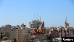 Момент удара по зданию с офисами СМИ в Газе. 15 мая 2021