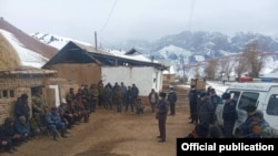 Элге үй-бүлөлүк зордук-зомбулукту болтурбоо, кылмышты алдын алуу боюнча айрым аймактарда түшүндүрүү иштери жүргүзүлүп турат. Фотодо Алай РИИБдин начальниги А.Мурзалиев баштаган милиция кызматкерлери Чоң-Каракол айылында.