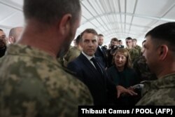 Эммануэль Макрон на встрече с украинскими военными, проходившими подготовку в тренировочном лагере на востоке Франции, 9 октября 2024 года