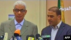 موسا کوسه (چپ)، وزیر خارجه لیبی، به همراه سخنگوی دولت لیبی