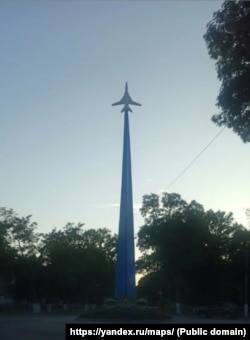 Стела «Літак» у селищі Гвардійське в Криму, липень 2023 року