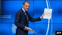 Президент Європейської ради Дональд Туск із листом від британського прем'єра Терези Мей щодо початку Brexit, 29 березня 2017 року