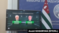 Вышедшие во второй тур Рауль Хаджимба и Алхас Квициниа набрали, соответственно, 20 551 и 18 955 голосов