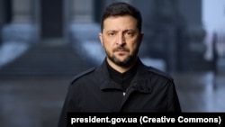 زلنسکی در پیام ویدئویی روز جمعه لباس سیاه بر تن داشت و لحن سخنرانی‌اش غمگین بود