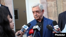 ՀՀ երրորդ նախագահ Սերժ Սարգսյանը զրուցում է լրագրողների հետ, արխիվ