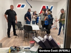 Прэзыдэнт Сэрбіі Аляксандар Вучыч у пашкоджаным памяшканьні кіроўнай Сэрбскай прагрэсіўнай партыі. Бялград, 18 жніўня 2025 году