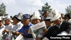 Сайловолди тарғиботи жараёнида партиялар дастурларини тинглаётган қирғизистонликлар.