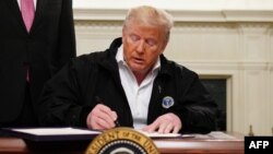 ԱՄՆ նախագահ Դոնալդ Թրամփը հրամանագիր է ստորագրում, արխիվ