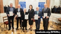 Падчас цырымоніі ў Варшаве 8 студзеня 2025, зьлева направа: Андрэй Янушкевіч, Робэрт Тышкевіч, Эльжбэта Смулкова, Сьвятлана Ціханоўская, Ян Маліцкі, Мацей Радзівіл