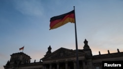 Нямецкі сьцяг на будынку Рэйхстагу ў Бэрліне. Ілюстрацыйнае фота